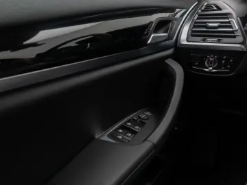 X3 xD30e Kamera DAB HiFi AHK Sportsitze 18