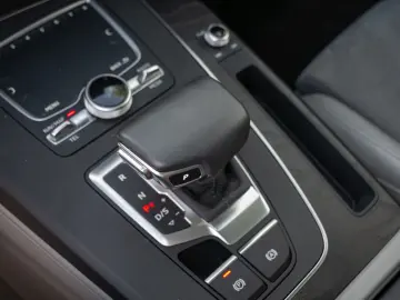 Q5 design 45 TFSI quattro MATRIX LUTF STAND NAVI