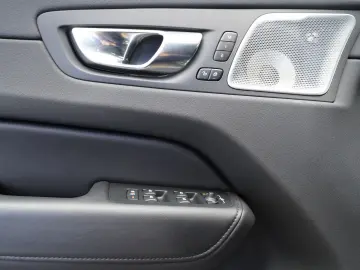 XC60 B5 B AWD Ultimate Dark B&W FOUR-C