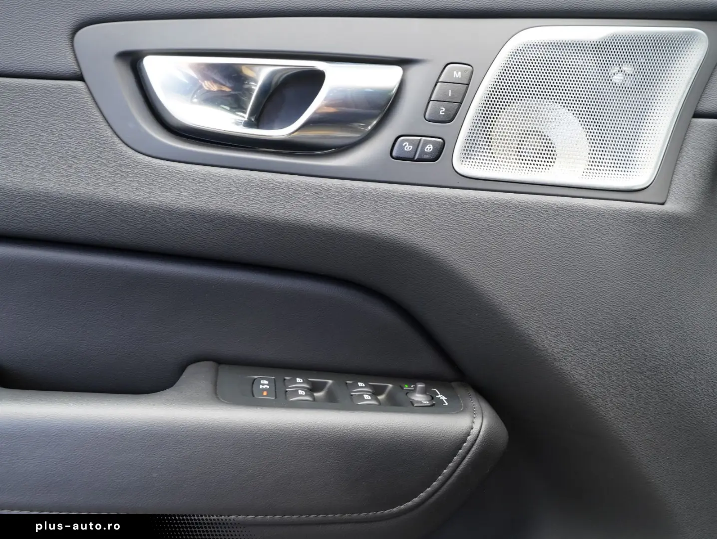 XC60 B5 B AWD Ultimate Dark B&W FOUR-C