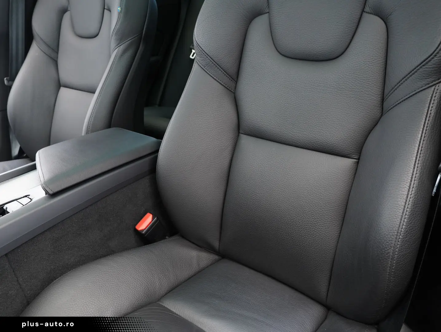 XC60 B5 B AWD Ultimate Dark B&W FOUR-C