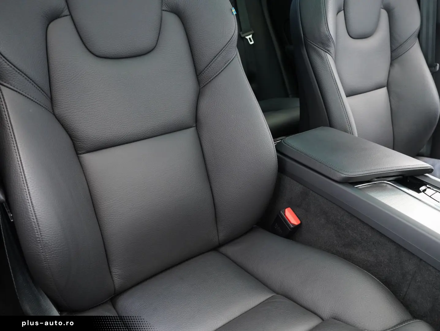 XC60 B5 B AWD Ultimate Dark B&W FOUR-C