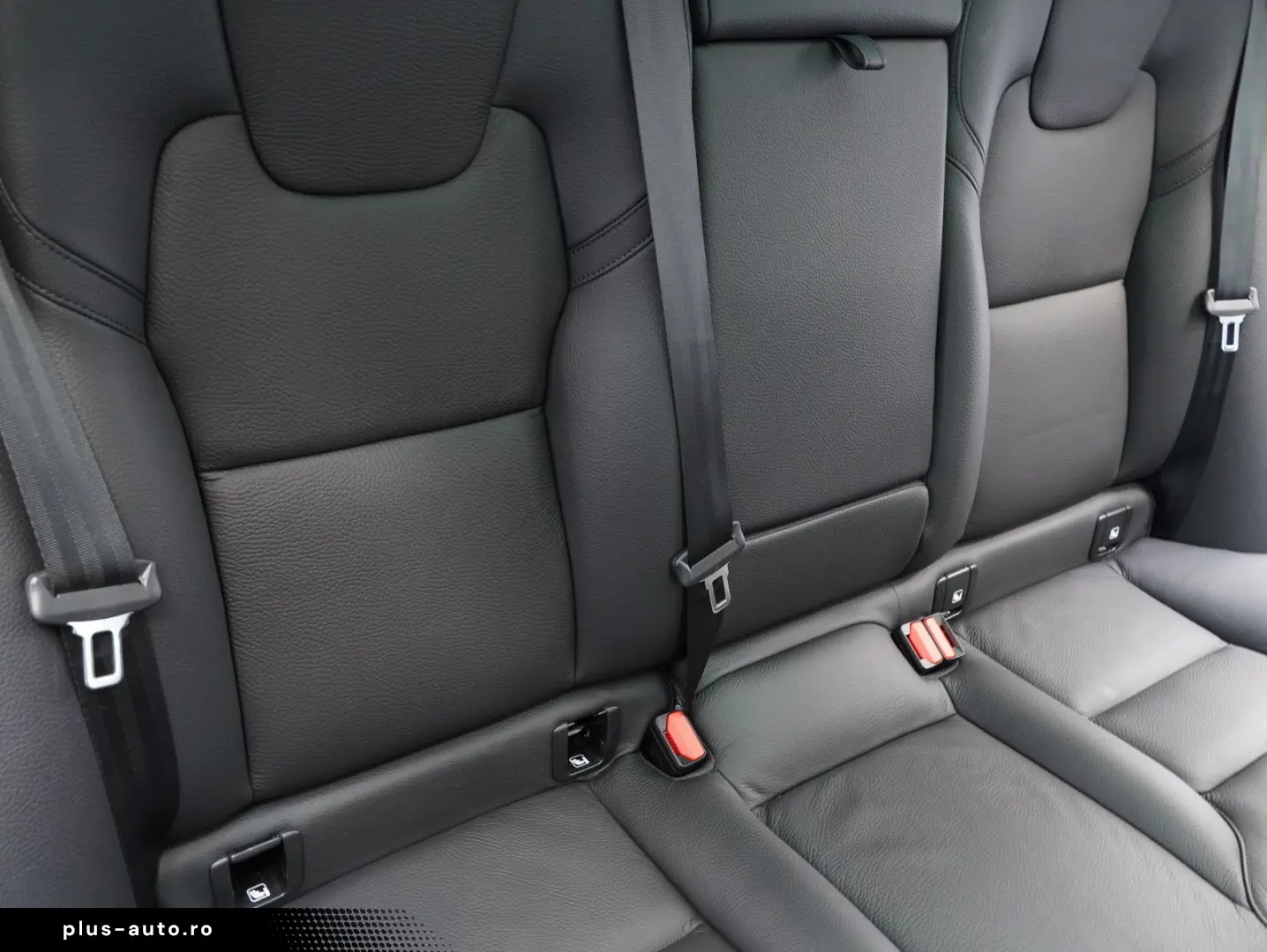 XC60 B5 B AWD Ultimate Dark B&W FOUR-C