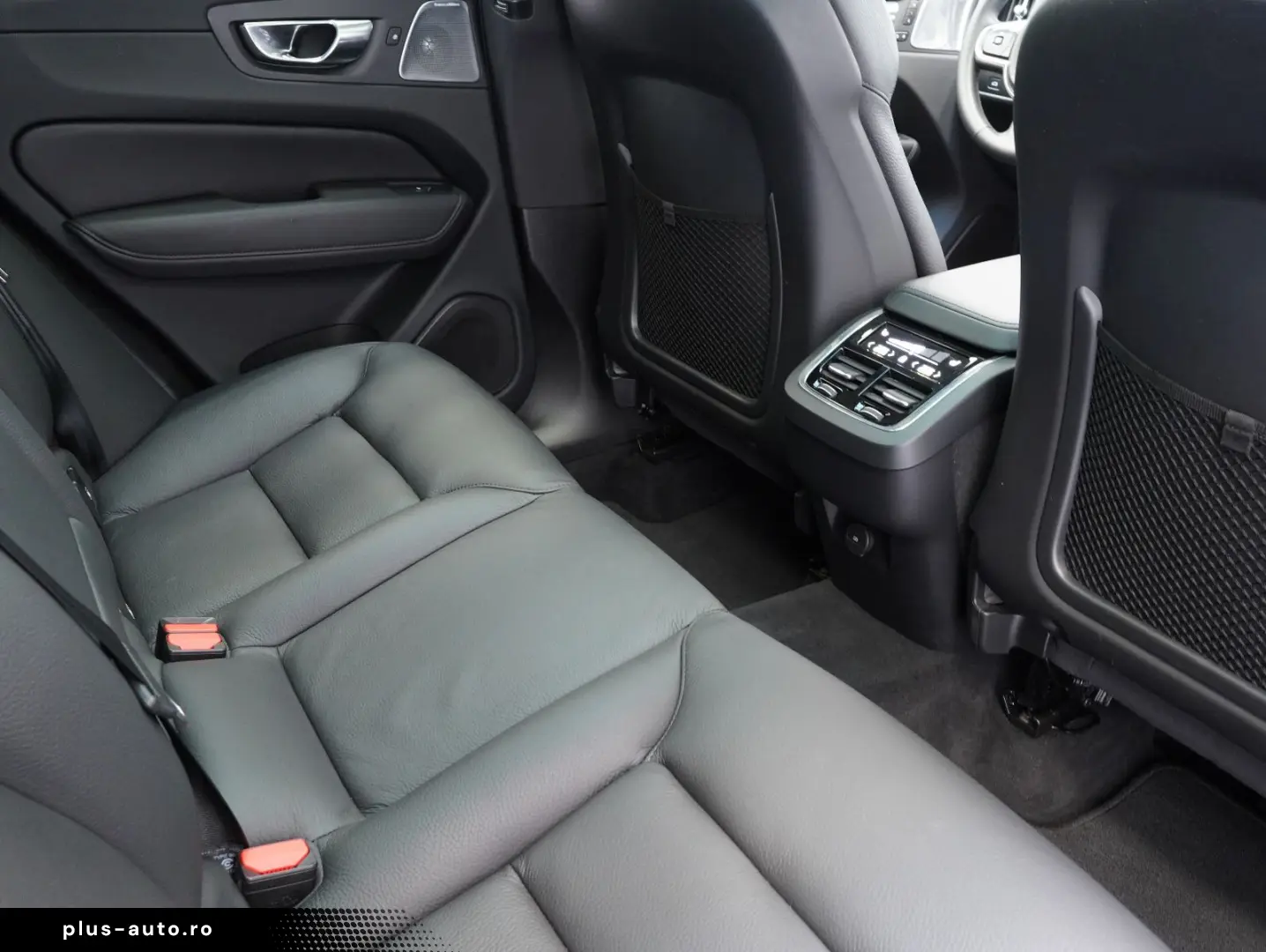 XC60 B5 B AWD Ultimate Dark B&W FOUR-C