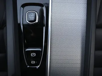 XC60 B5D AWD R-Design LUFT 360 H&K STHZ HUD QI