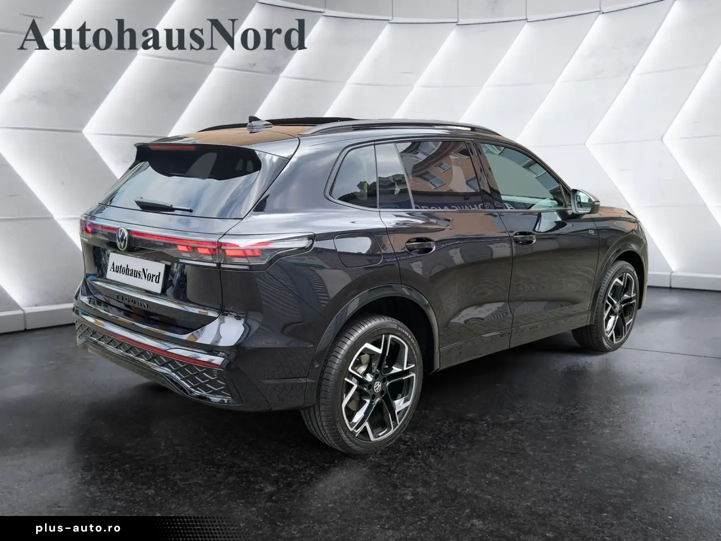 Tiguan 2.0 TDI R-Line 4x4 PAN BLACK NP 72.800¤ S