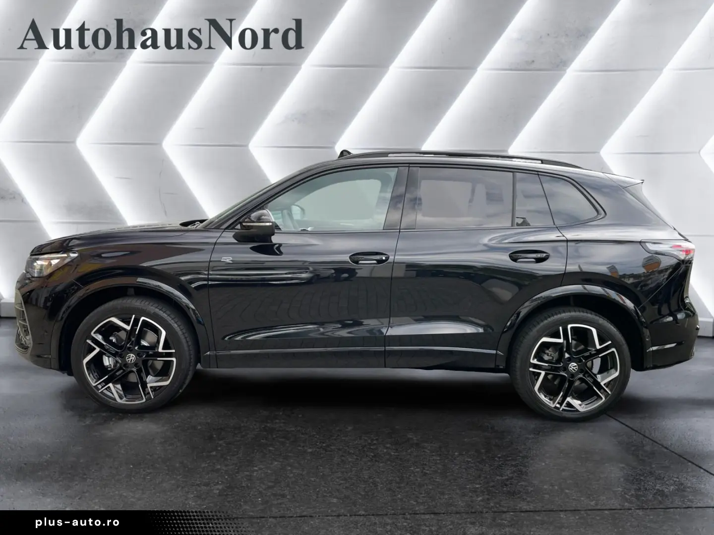 Tiguan 2.0 TDI R-Line 4x4 PAN BLACK NP 72.800¤ S