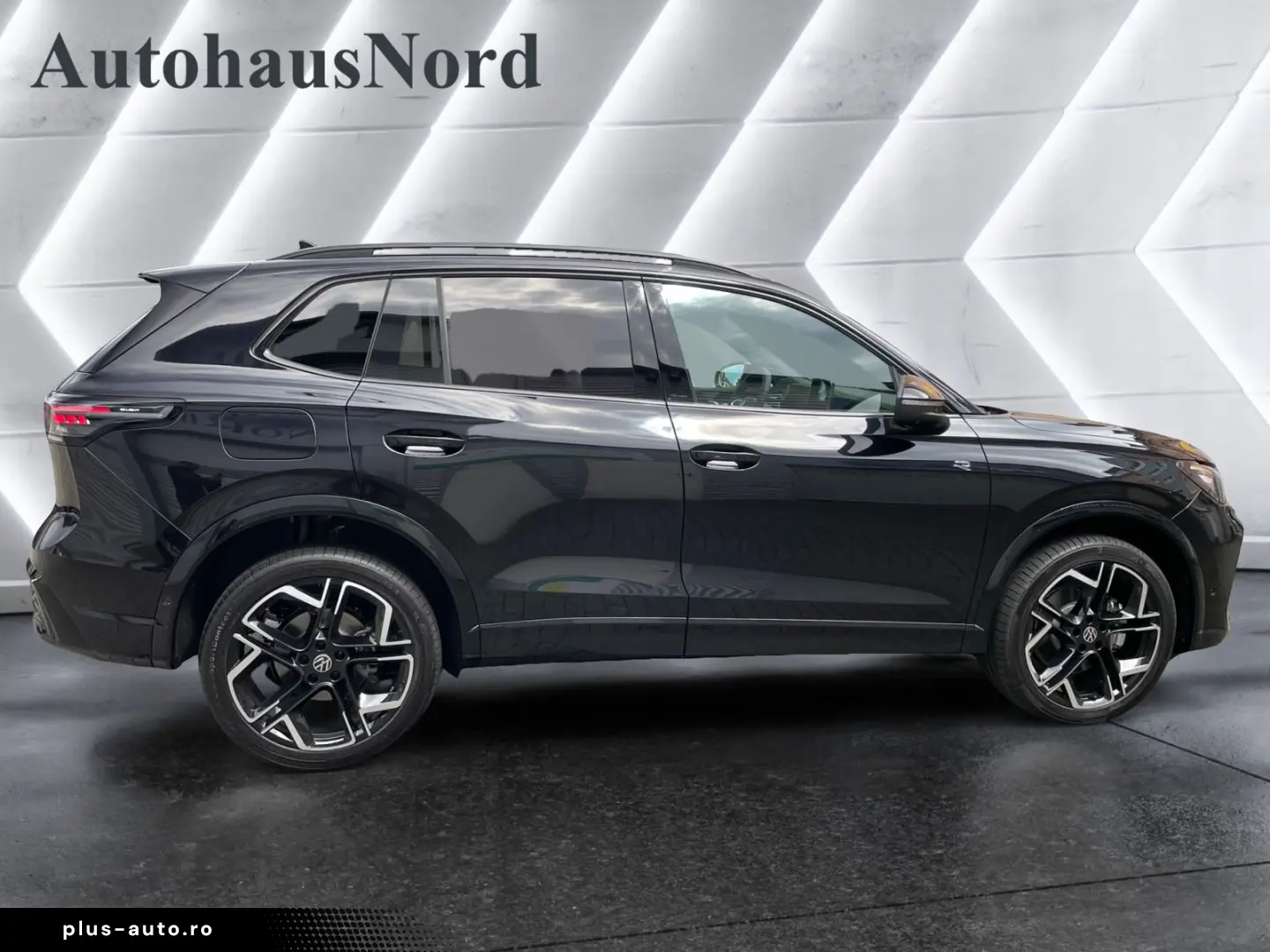 Tiguan 2.0 TDI R-Line 4x4 PAN BLACK NP 72.800¤ S