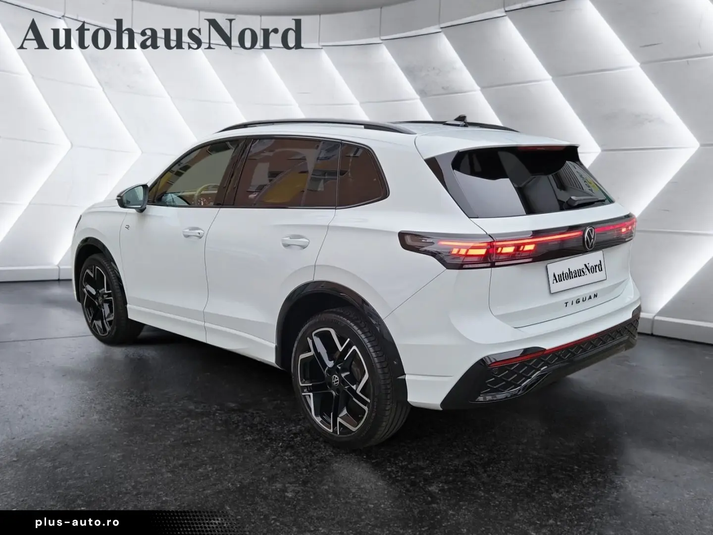 Tiguan 2.0 TDI R-Line 4x4 PAN BLACK NP 72.800¤ S