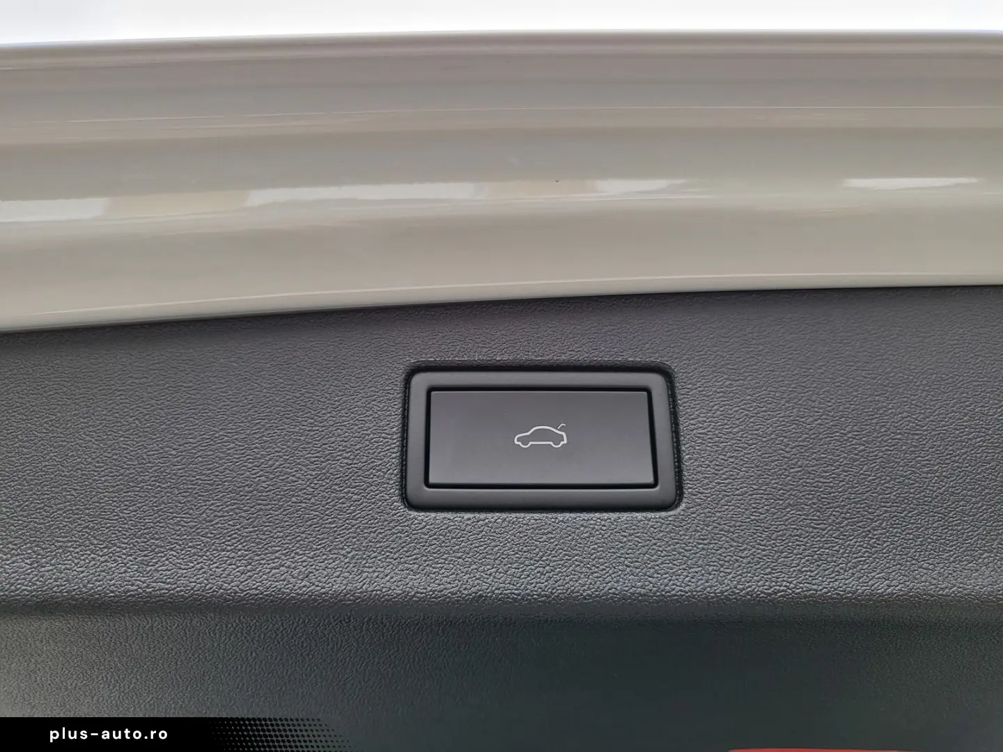 Tiguan 2.0 TDI R-Line 4x4 PAN BLACK NP 72.800¤ S