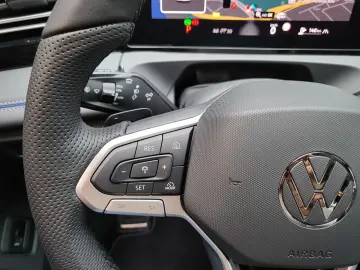 Tiguan 2.0 TDI R-Line 4x4 PAN BLACK NP 72.800¤ S