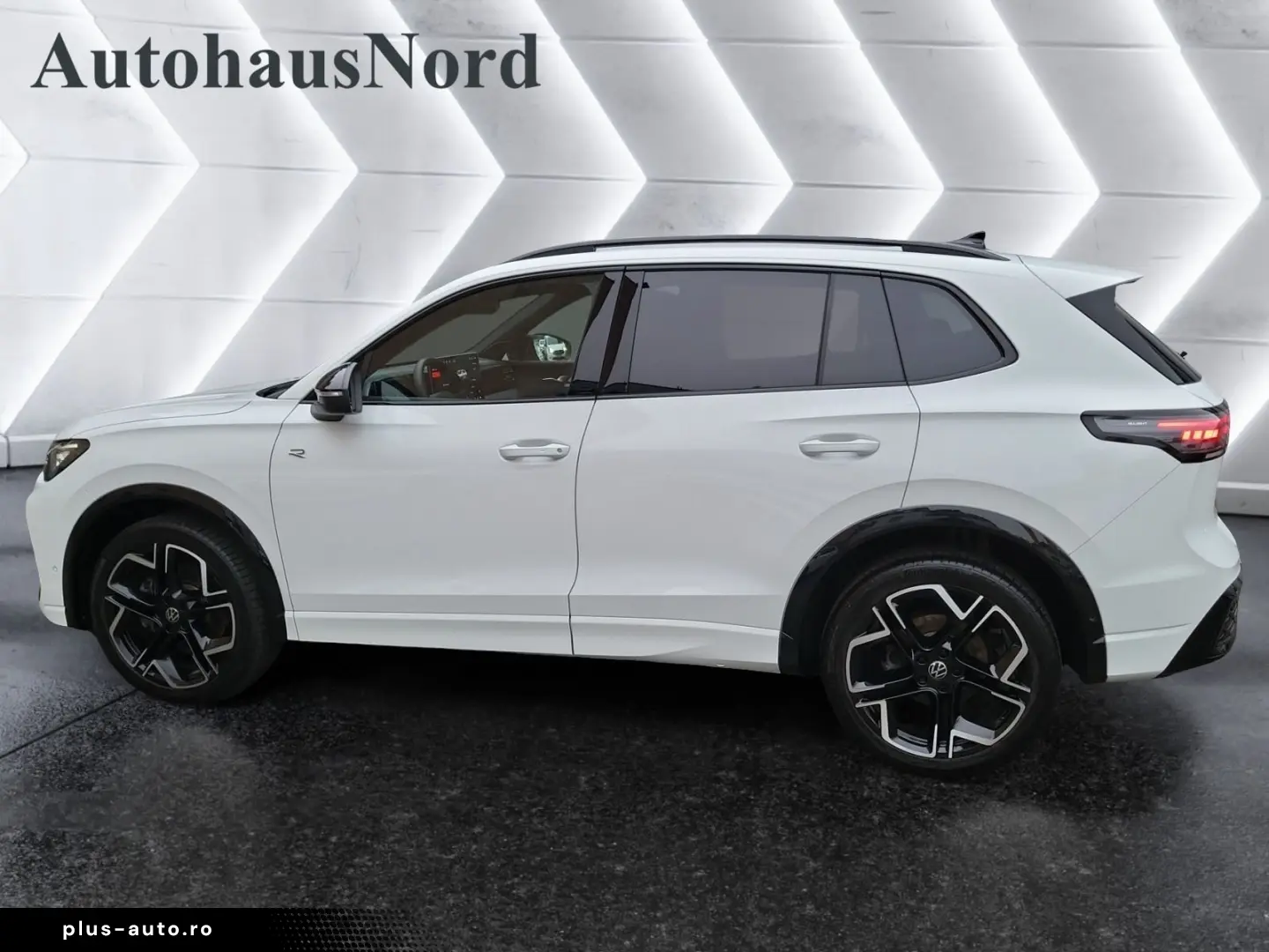 Tiguan 2.0 TDI R-Line 4x4 PAN BLACK NP 72.800¤ S