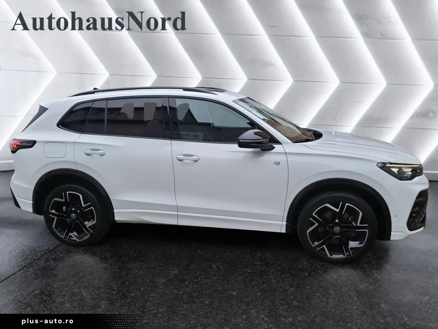 Tiguan 2.0 TDI R-Line 4x4 PAN BLACK NP 72.800¤ S