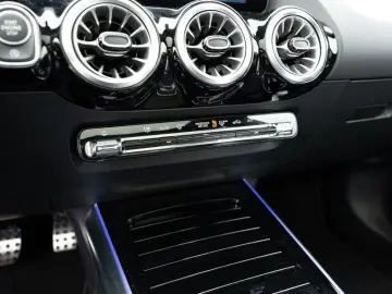 GLA 220 4M AMG-Sport MLB Pano Burm Distr Memo 19