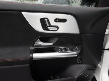 GLA 220 4M AMG-Sport MLB Pano Burm Distr Memo 19