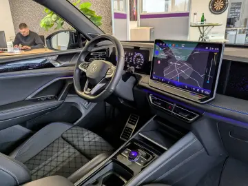 Tiguan 2.0TDI R-Line 4M Pano H K AHK Matrix 20