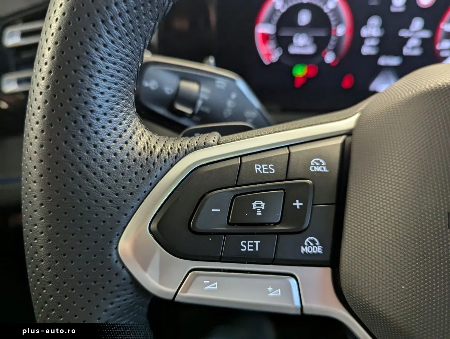 Tiguan 2.0TDI R-Line 4M Pano H K AHK Matrix 20