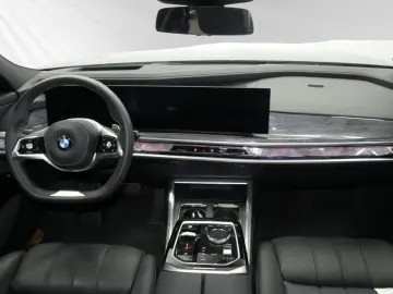 740d xDrive  € 1.190 Zubehörbonus AHK Standhzg.