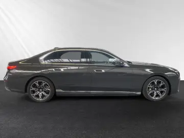 750e xDrive  € 1.190 Zubehörbonus SkyLounge