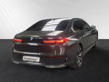 750e xDrive  € 1.190 Zubehörbonus SkyLounge