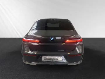 750e xDrive  € 1.190 Zubehörbonus SkyLounge