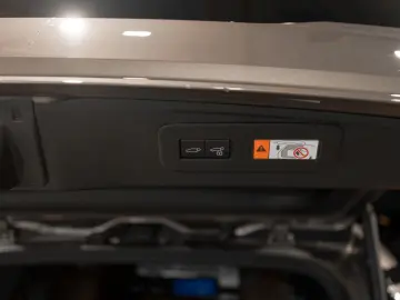 Land Cruiser  Prestige LED