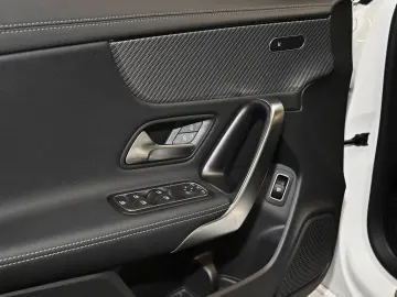 CLA 180 Coupé Progressive Advanced Distr. LED Na