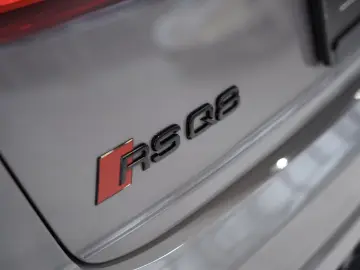 RSQ8 q. 1H  23  Dynamik Keramik  S-Abgas  Pano