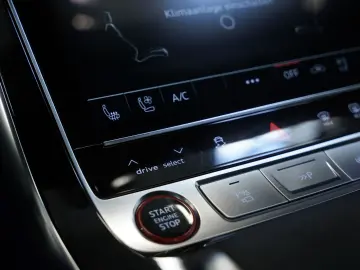 RSQ8 q. 1H  23  Dynamik Keramik  S-Abgas  Pano