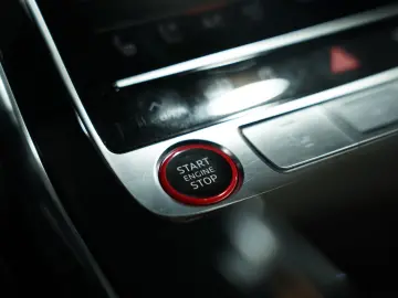 RSQ8 q. 1H  23  Dynamik Keramik  S-Abgas  Pano