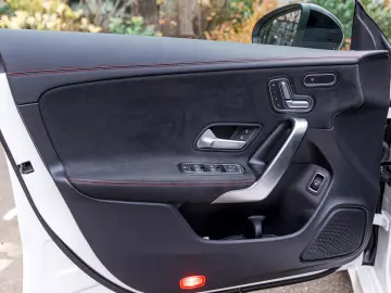 Mercedes-Benz CLA250E