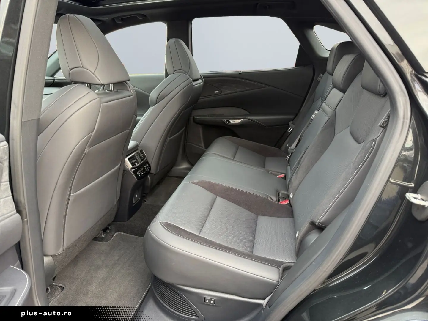 RX 500h (hybrid) F SPORT   HUD Levinson Pano 360