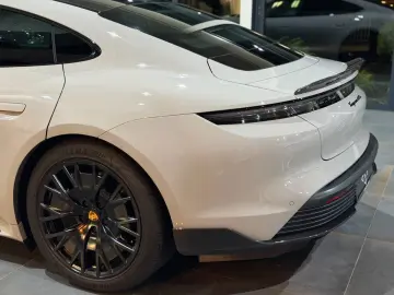 Taycan GTS MY24 CarbonAero HuD HA-Lenkung Kreide