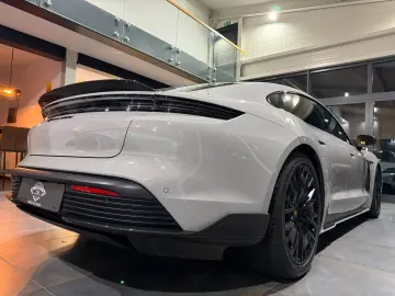 Taycan GTS MY24 CarbonAero HuD HA-Lenkung Kreide