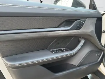 Taycan GTS 21  BOSE 360  Kreide PCCB