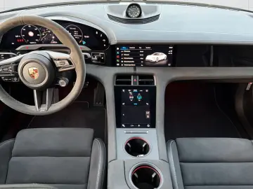 Taycan GTS 21  BOSE 360  Kreide PCCB