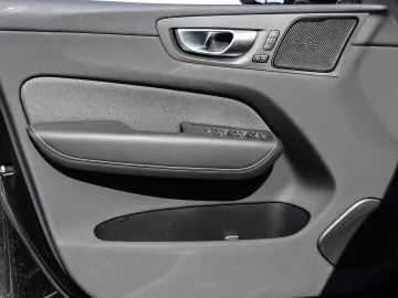 XC60 Plus Dark Recharge Plug-In Hybrid AWD T8 Tw