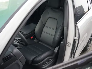 E-Hybrid Coupé ACC-LUFTF-PANO-HD-AHK-HUD-BOSE-RS