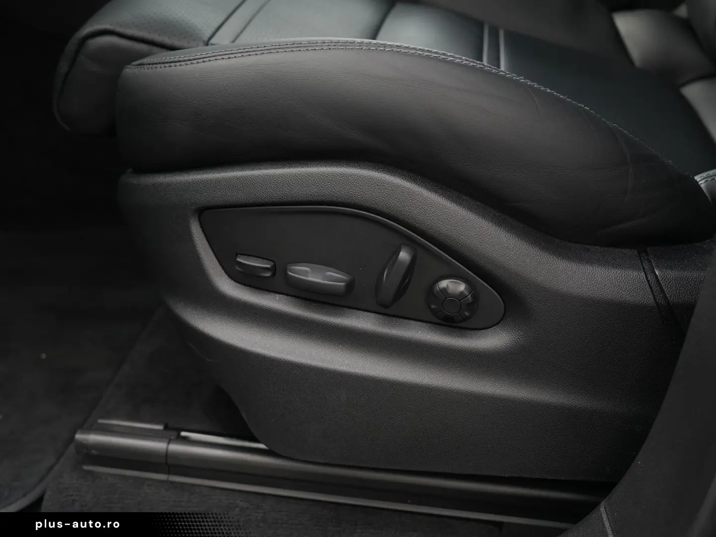 E-Hybrid Coupé ACC-LUFTF-PANO-HD-AHK-HUD-BOSE-RS