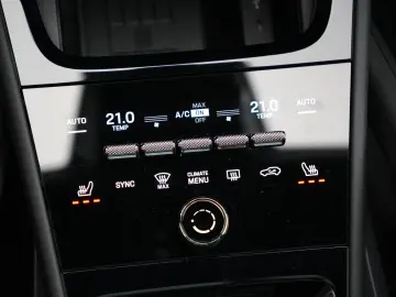 E-Hybrid Coupé ACC-LUFTF-PANO-HD-AHK-HUD-BOSE-RS