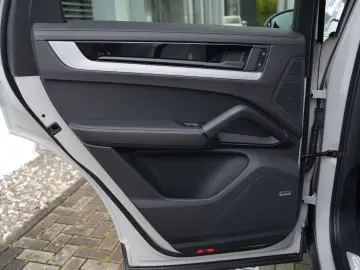 E-Hybrid Coupé ACC-LUFTF-PANO-HD-AHK-HUD-BOSE-RS