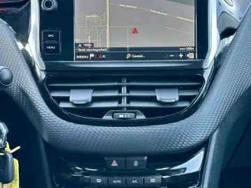 Peugeot 2008  navigatie  142.000 km  garantie  rate