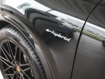Porsche Cayenne Coupe E-Hybrid ACC Matrix BOSE