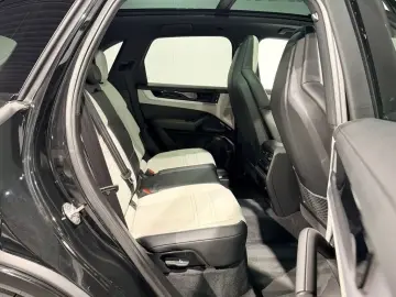 Cayenne E-Hybrid 470hp Pano HUD Pass-display VAT