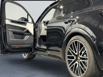 Cayenne E-Hybrid 470hp Pano HUD Pass-display VAT