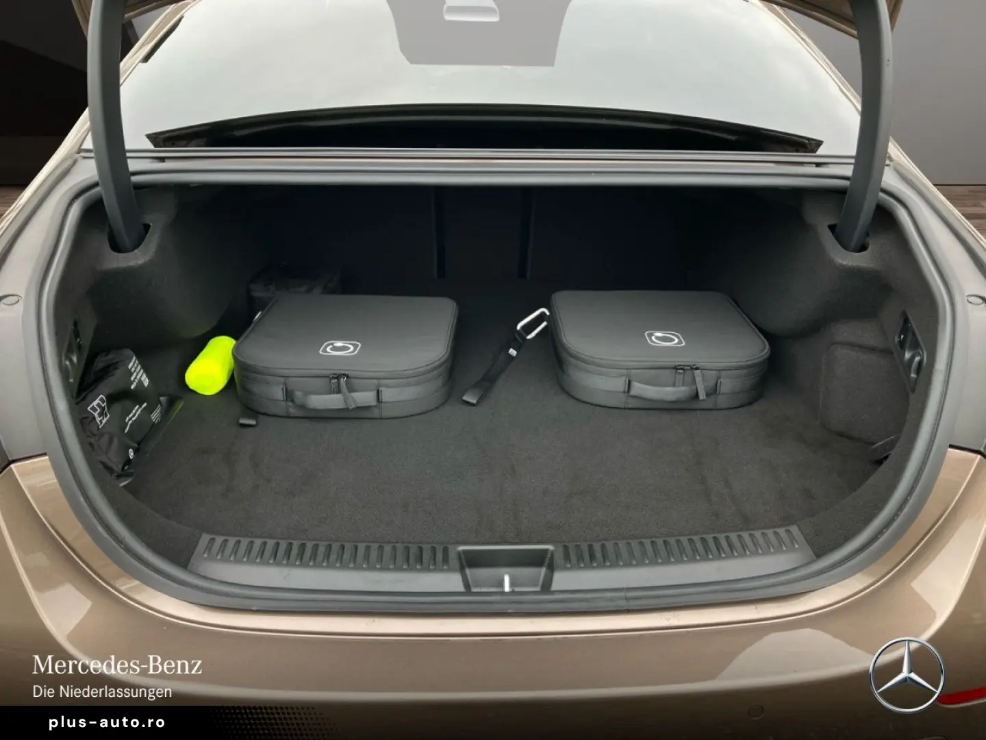 E 300 e AMG Advanced AHK NIGHT DISTR KEY 19  LED