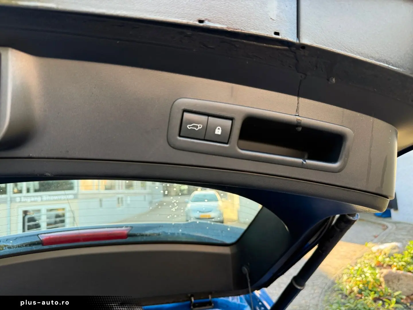 UX 300 e Mark and Livingston