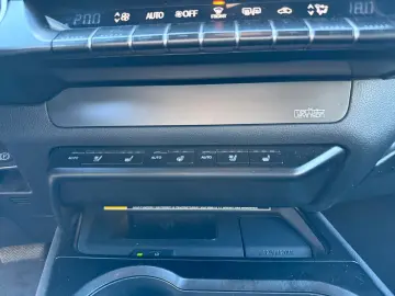 UX 300 e Mark and Livingston