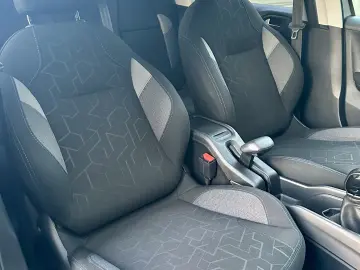 Peugeot 2008  navigatie  136.000 km  garantie  rate