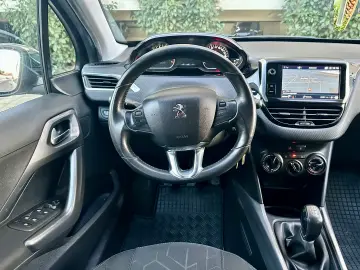 Peugeot 2008  navigatie  136.000 km  garantie  rate